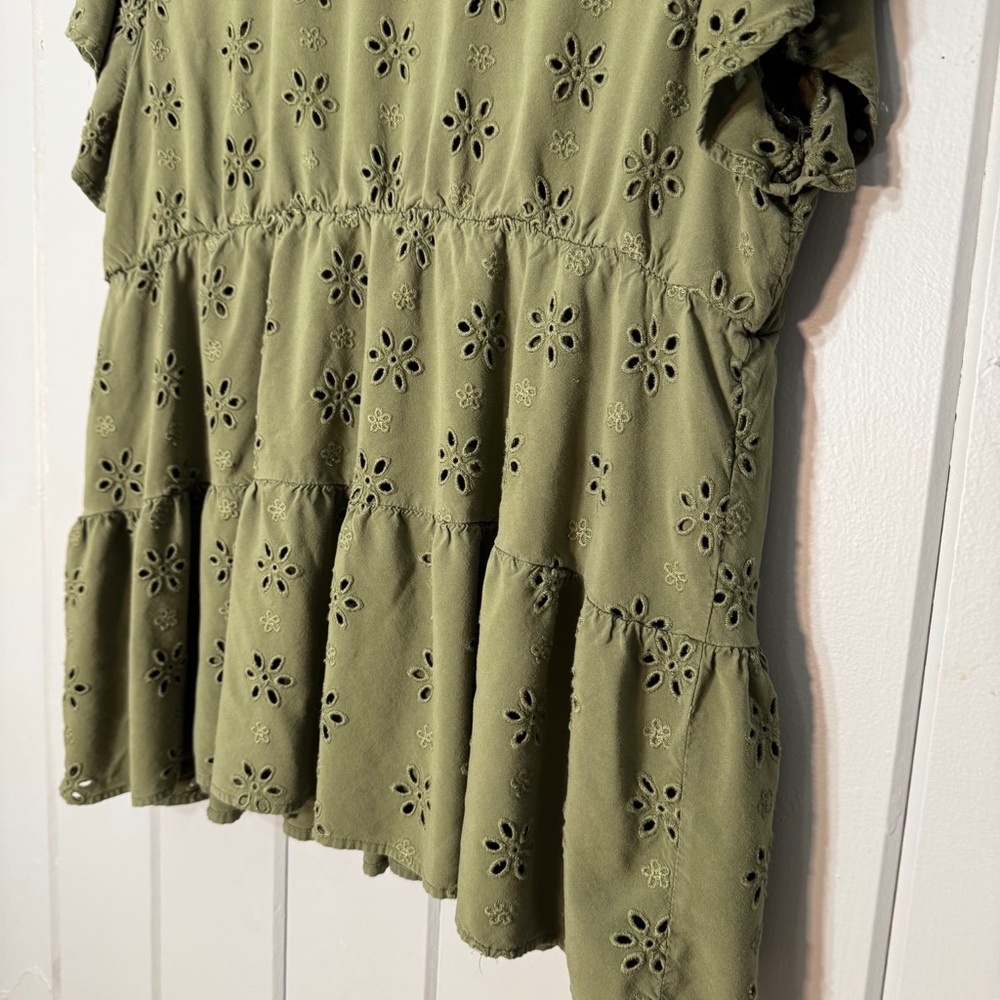 Torrid Babydoll Eyelet Tiered Top Green V-neck Short Sleeve‎ Feminine size 2 - Picture 11 of 14